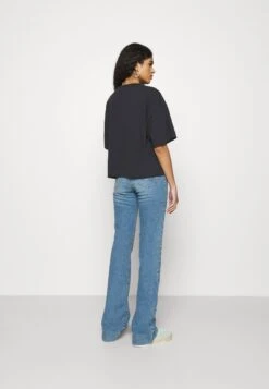 Wrangler Flared Jeans - Dusty Mid -Wrangler 08a766e57ff14ce19a95b5897447f012