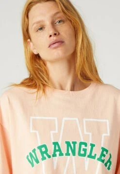 Wrangler Girlfriend - T-Shirt Print - Peach Melba -Wrangler 0c98ac34dccc47298e32876a52e9abd7