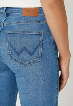 Wrangler Straight Leg Jeans - Aurelia -Wrangler 0ddd6c31c0a649b4ac3bb998aade6c27