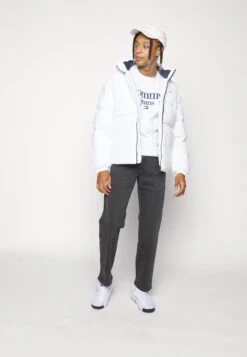 Wrangler Frontier - Relaxed Fit Jeans - Grey Denim 14 Wrangler Frontier - Relaxed Fit Jeans - Grey Denim -Wrangler 1407dc1d301d42ecadd1de3d0c33f1a7