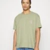 Wrangler Casey Jones Pocket Tee - T-Shirt Basic - Tea Leaf -Wrangler 178f710010d8478b84fb8a88ee11e263