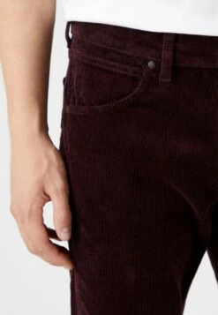 Wrangler Greensboro Corduroy - Broek - Fudge -Wrangler 19ca9fb965a84e618338147436f21de5