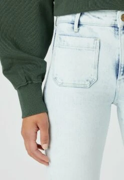 Wrangler Flared Jeans - Be The Storm -Wrangler 234bf6715e944e85af7a03dd457b98e7