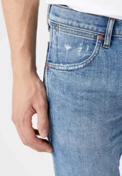 Wrangler Larston - Slim Fit Jeans - Light Indigo -Wrangler 23fe5bbb63dd44e0bc10bbc3335491b2