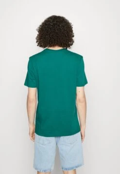 Wrangler Sign Off Tee - T-Shirt Basic - Bayberry Green -Wrangler 24d3884a80884498a3df9bf05844de3d