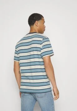 Wrangler Stripe Tee - T-Shirt Print - Pearl Blue 10 Wrangler Stripe Tee - T-Shirt Print - Pearl Blue -Wrangler 277bf7a540db4748b62c065fed98619e
