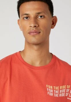 Wrangler Slogan Tee - T-Shirt Print - Light Red 10 Wrangler Slogan Tee - T-Shirt Print - Light Red -Wrangler 2b7b67232b634bcb9b3c2e2b3de696ef