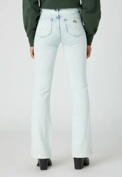 Wrangler Flared Jeans - Be The Storm -Wrangler 2e9fc428329e4fbd80ad920f49020d8f