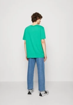 Wrangler Logo Tee - T-Shirt Basic - Leprechaun Green -Wrangler 326361d128944f14a6cd85c98c6dabe1