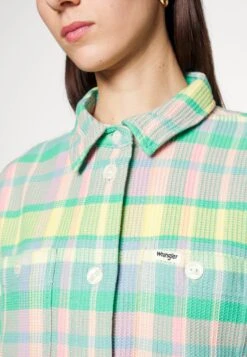 Wrangler Waffle Shaket - Bomberjacks - Powder Blue 11 Wrangler Waffle Shaket - Bomberjacks - Powder Blue -Wrangler 3e241e21c3794c01851cc296a01635f1