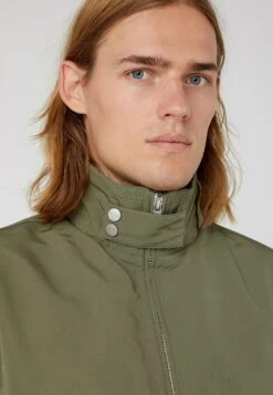 Wrangler Harrington - Jas - Dusty Olive -Wrangler 3f2e7f1646654cb78960f918688e2991