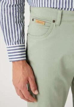 Wrangler Bryson - Straight Leg Jeans - Sea Grass -Wrangler 3f69bfe6beba438a9354ff37e51eb251