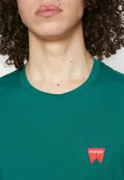 Wrangler Sign Off Tee - T-Shirt Basic - Bayberry Green -Wrangler 40f4c7162a8345bdb1c534675d96b92d