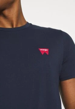 Wrangler Sign Off Tee - T-Shirt Basic - Navy 13 Wrangler Sign Off Tee - T-Shirt Basic - Navy -Wrangler 47be6a28ce1740b79de2e559ffe3f8a0