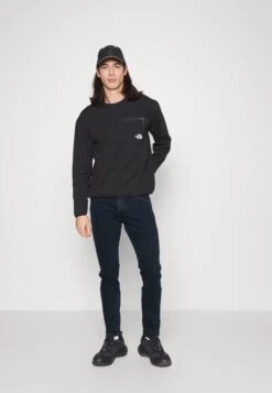 Wrangler Larston - Slim Fit Jeans - Dark Blue Denim -Wrangler 4a38f7ced22740fb8b2eeb3da78d2ce8