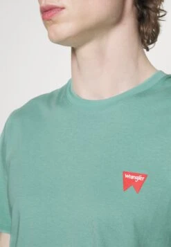 Wrangler Sign Off Tee - T-Shirt Basic - Canal Blue -Wrangler 4a99231bc0d245528e1dc8b0c0f55aad