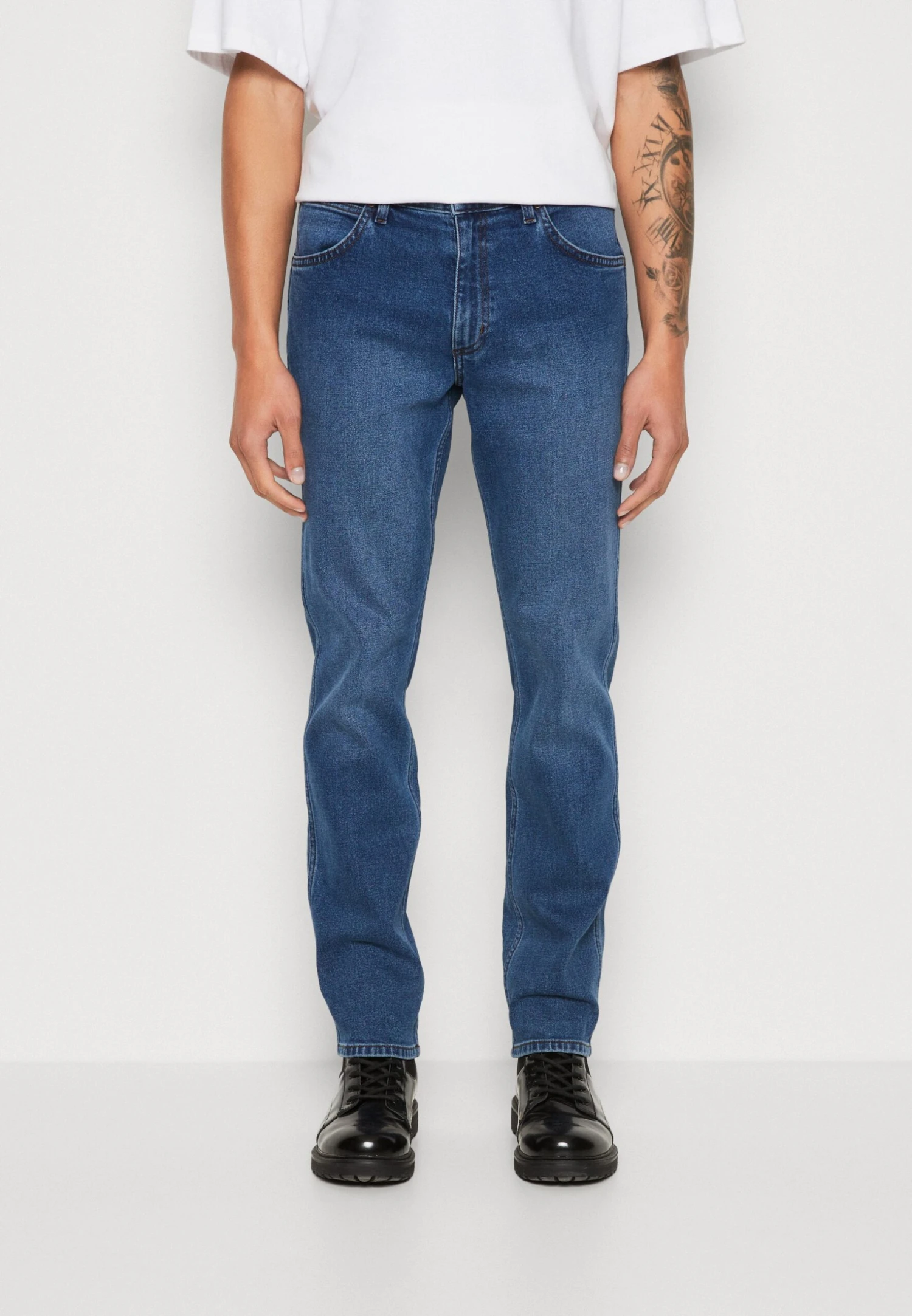 Wrangler Greensboro - Straight Leg Jeans - The Look 3 Wrangler Greensboro - Straight Leg Jeans - The Look