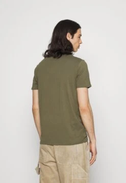 Wrangler Logo Tee 2 Pack - T-Shirt Basic - Dusty Olive -Wrangler 52968058ec8c486bb4bc8f8a8b569ffa