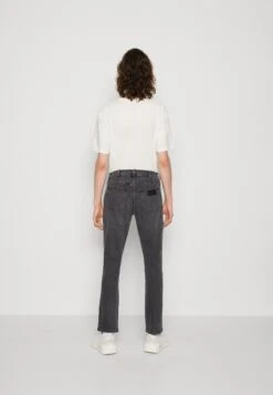 Wrangler Larston - Slim Fit Jeans - Blackout -Wrangler 554e924de2794f269cf981a23897b9af
