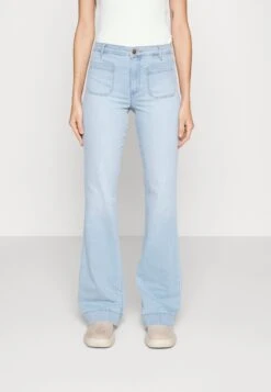 Wrangler Flared Jeans - West Coast