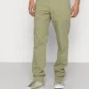 Wrangler Casey Jones- Chino - Oil Green -Wrangler 6415b4499d5c460b9e339d68b4cde3ca