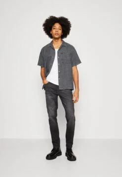 Wrangler Larston - Slim Fit Jeans - Faded Black -Wrangler 68479acd9a064f8292fb97a843c5b01c