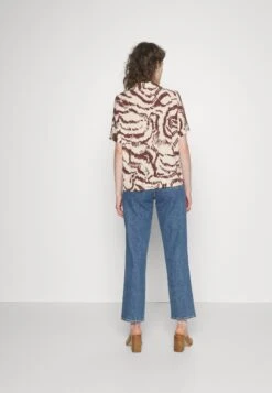 Wrangler Mom - Straight Leg Jeans - Winter Hue -Wrangler 6ba79e5d786842cba08fe8e17d553646