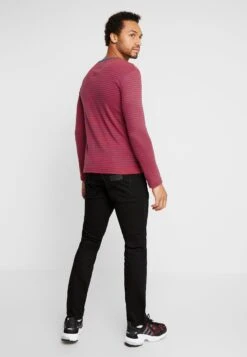 Wrangler Straight Leg Jeans - Black Valley -Wrangler 6f00ded4ed144ef6baca6c0bd596f6a9