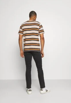 Wrangler Greensboro - Straight Leg Jeans - Black Crow -Wrangler 6f4a3340efaa4ff7ab6bd14f882d9473