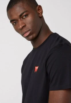 Wrangler Sign Off Tee - T-Shirt Basic - Black -Wrangler 720718a960f6426c94d4410bd74d14df