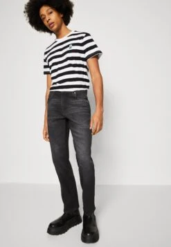 Wrangler Texas - Straight Leg Jeans - Faded Black -Wrangler 785b71f5ee4542a4997c258cf0a1942e