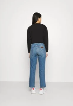 Wrangler Wild West - Straight Leg Jeans - Mid Blue -Wrangler 81bfb809b37342dd91bf2e0a9afa7c36