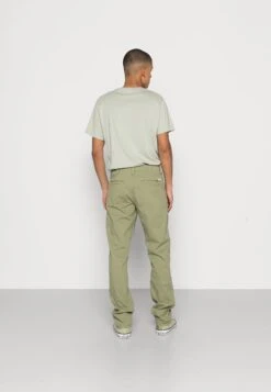 Wrangler Casey Jones- Chino - Oil Green -Wrangler 859e52ed7ea74f8a896c699e22ec1039