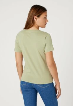 Wrangler Sign Off Tee - T-Shirt Basic - Tea Leaf 9 Wrangler Sign Off Tee - T-Shirt Basic - Tea Leaf -Wrangler 89b83c5df8cd42f7b198809670d524be