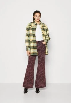 Wrangler Wanderer - Flared Jeans - Bordeaux 9 Wrangler Wanderer - Flared Jeans - Bordeaux -Wrangler 8b21a7da9ca74d0b84f014889b077060