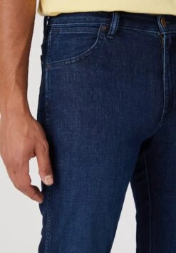 Wrangler Straight Leg Jeans - Soft Rock -Wrangler 8d76bfb9fa5e4a3b866b06f32467909b