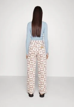 Wrangler Mom - Relaxed Fit Jeans - Frapuccino 9 Wrangler Mom - Relaxed Fit Jeans - Frapuccino -Wrangler 95eb804b72b94c32bb732c02f363927f