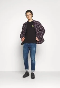 Wrangler Straight Leg Jeans - Hard Edge -Wrangler 9f428c9b6862431a820991a198a8f3a3