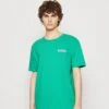 Wrangler Logo Tee - T-Shirt Basic - Leprechaun Green -Wrangler a3fe815d3dc44e88818b56f9bfa34b78