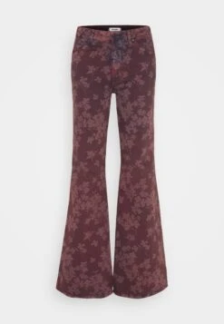 Wrangler Wanderer - Flared Jeans - Bordeaux 12 Wrangler Wanderer - Flared Jeans - Bordeaux -Wrangler a82e6f841efb4d1b88ee795d075cf6c7