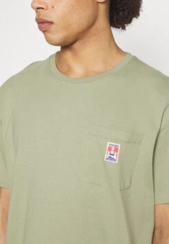 Wrangler Casey Jones Pocket Tee - T-Shirt Basic - Tea Leaf -Wrangler a830e1debabf4919a800d0fcf4e34e69