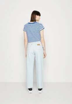 Wrangler Mom - Relaxed Fit Jeans - Sun Drenched 10 Wrangler Mom - Relaxed Fit Jeans - Sun Drenched -Wrangler aaa96c8e226b4a51898f30c64c7e7de4