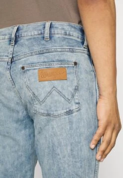 Wrangler Larston - Slim Fit Jeans - Dusky Cloud -Wrangler af0a78c224ea4503bc77738b720ab6b3