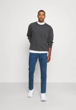 Wrangler Greensboro - Straight Leg Jeans - Mid Rocks -Wrangler b13f430263a44ef0b7fa5be0e0cd7c49