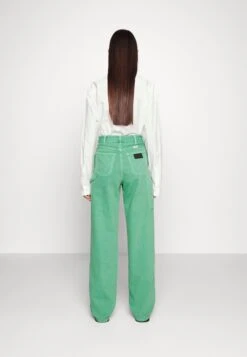 Wrangler Mom Carpenter - Straight Leg Jeans - Bright Green -Wrangler b152eb4f7d244a53b0764200b2d13843