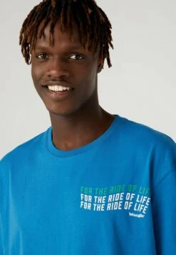 Wrangler Slogan Tee - T-Shirt Print - Deep Water 10 Wrangler Slogan Tee - T-Shirt Print - Deep Water -Wrangler b2e9a70215ed4dcd9d320a13a24bb6ac