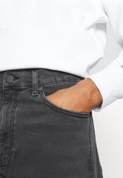 Wrangler Frontier - Relaxed Fit Jeans - Grey Denim 17 Wrangler Frontier - Relaxed Fit Jeans - Grey Denim -Wrangler b32a13b9f7504f4690538ee0e05dbe49