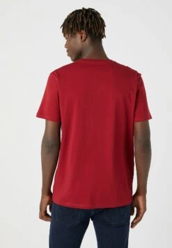 Wrangler Sign Off Tee - T-Shirt Basic - Rhubarb Red -Wrangler b95ee6e619c14b55ba8da239be5067d6
