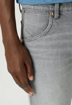 Wrangler Straight Leg Jeans - Silver Lining -Wrangler bbc95a03971c4628aa3745fcfc66744d