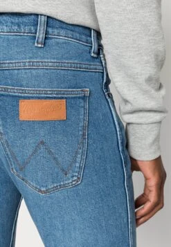 Wrangler Larston - Slim Fit Jeans - Light Blue Denim -Wrangler bbf4252920fe4273849f639bd5040397